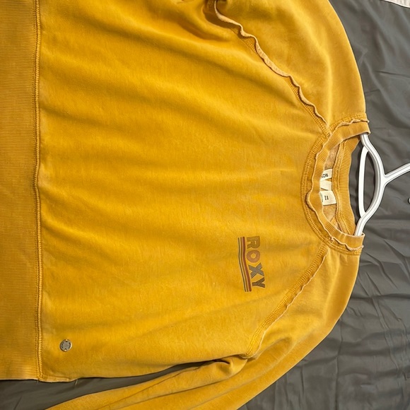 It’s a mustard yellow sweatshirt, it is a size small, the brand is Roxy. - Picture 1 of 2